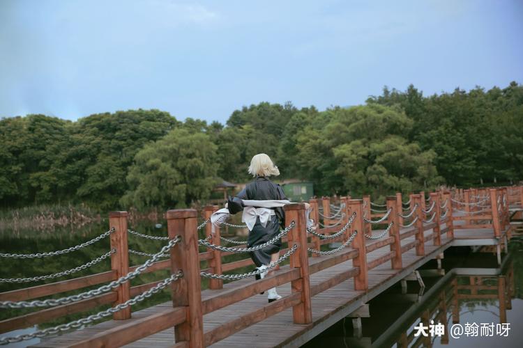 与你共赴山巅月，何须振臂叩断仙——越虎服饰夏日奔跑赞歌